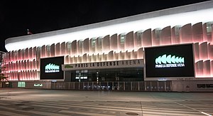 Der Haupteingang der Paris La Défense Arena bei Nacht (September 2018)