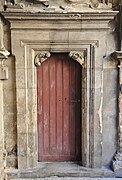 Door under the portico of the Hôtel du Vieux-Raisin.