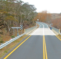 The bridge over the Thredbo River, one of the points in which the white lines become yellow as the number of snowfall increases
