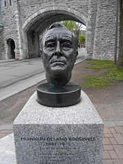 Büsten von Franklin D. Roosevelt (links) und Winston Churchill (rechts)