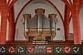 Orgelgehäuse von Roman Benedikt Nollet von 1754 mit einem Werk von Rudolf Oehms (1969), davor die schmuckvoll gearbeitete Emporenbrüstung