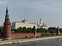Blick auf den Moskauer Kreml von der Großen Steinernen Brücke über dem Moskwa-Fluss