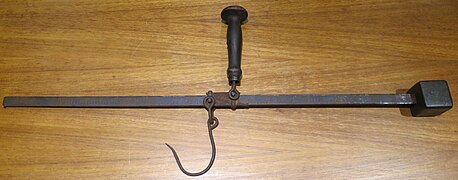 Swedish steelyard balance with fixed weight and movable, combined hook and handle