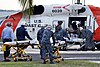 Opfer werden im U.S. Naval Hospital Guantanamo Bay, Kuba, entladen