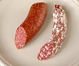 Rohwurst: 1) Geräucherte Mettwurst im Kunstdarm, 2) luftgetrocknete Salami im Naturdarm
