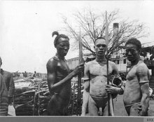 Dinka-män med spjut, halsband och armband