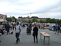 Flohmarkt (im Hintergrund das Markgräfin-Wilhelmine-Gymnasium)