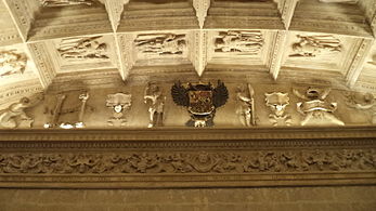 Reliefs in the lower chapter house. Shield of Carlos V flanked by Hercules and Julius Caesar. On one side is the cross of Burgundy and on the other the columns of Hercules.