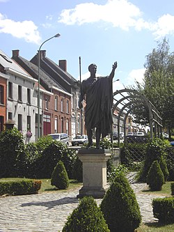 Statue of Julius Caesar in village center of Velzeke (2006)