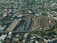239th Street Yard der New York City Subway in vorstädtischer Lage in der nördlichen Bronx