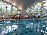 Hochschulmeisterschaften im Schwimmen 2007; rechts der 10-m-Sprungturm und der Anfang der grünen Rutschröhre[22]