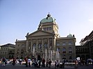 Bundeshaus mit dem 2004 neugestalteten Bundesplatz in Bern