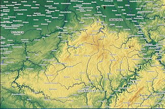 Morphologisch faktisch zusammenhängendes Bergland von Ardennen und Eifel, eingerahmt von den Flüssen Maas, Mosel und Rhein. Höchste Erhebung ist die Hohe Acht mit 746,9 m ü. NHN