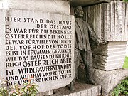 Links der 1951 errichtete Gedenkstein des KZ-Verbandes mit Inschrift