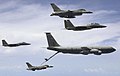 Tankflugzeug: KC-135R Stratotanker während einer Luftbetankung