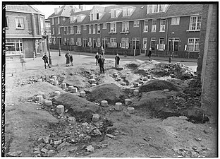 Rebuilding houses after the bombing in 1947 (at Kievitstraat)