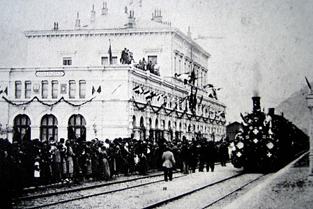 feierliche Ankunft des Eröffnungszugs im Bahnhof Bellinzona nach dem Bau des Gotthard-Scheiteltunnels im Jahr 1882