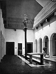 Offener Innenhof (Patio) des Österreichischen Hauses mit Springbrunnen von Oskar Strnad, 1914