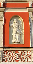 Der Erzengel Gabriel an der Fassade des Gebäudes.