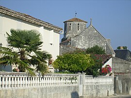 The church and surroundings in Nieul-lès-Saintes