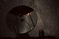 Früher Abend am ESO La Silla Observatorium, das 3,6-m-Teleskop rechts hinten. Credit: ESO.