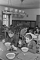 Jugendliche Häftlinge beim gemeinschaftlichen Speisen (1950)