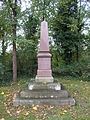 Obelisk für Arnold Siegmund Ernst Steubener im Park