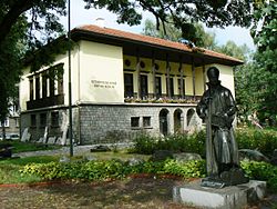 Samokov Historical Museum with the statue of Zahari Zograf