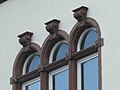 Drei stilisierte Voluten-Agraffen an Rundbogenfenstern, ohne aufliegendes Gesims (Göttingen, Hanssenstraße 6)