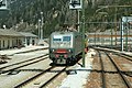 Die italienische E 405 035 wird auf der Nord­sei­te des Bahn­hofs Bren­ner durch eine Die­sel­lo­ko­mo­ti­ve vom Zug ab­ge­zo­gen