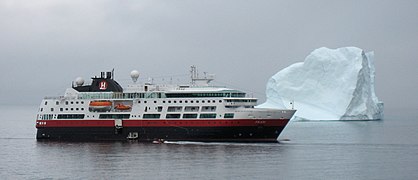 Expeditions-Kreuzfahrtschiff Fram vor einem Eisberg (Hurtigruten ASA, August 2017)