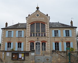 The town hall in Surgy
