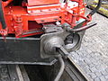 Scharfen­berg­kup­plung an einer Lo­ko­mo­ti­ve, ober­halb des Schaf­tes die Boh­run­gen für die Be­gren­zungs­bol­zen beim Kup­peln mit Roll­fahr­zeu­gen