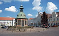 Die Wasserkunst am Markt (links im Hintergrund Rathaus und Reuterhaus)
