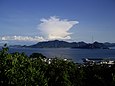 Das Bild zeigt von einer bewaldeten Erhöhung aufgenommen einen Blick über die Seto-Inlandsee nach Ōmishima
