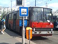 … sind Trolleybusse in einem rot-grauen Design gehalten
