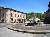Dorfplatz mit dem Brunnen Le Griffoul (17. Jahrhundert)