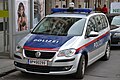 Österreichisches Polizei-Einsatzfahrzeug in blau-rot-silberner Farbgebung