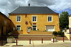 The town hall of Souligné-Flacé