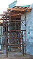 Vertical or dead shore system, typically used in formwork.