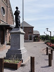 The town hall and war memorial in Amfroipret