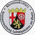 Zulassungsplakette des Landkreises Ludwigshafen mit dem Landeswappen von Rheinland-Pfalz bis 2003