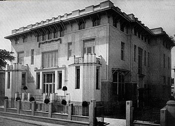 Secessionist exterior of the Bazil Assan House (Strada Scaune no. 21–23, currently Strada Tudor Arghezi) in Bucharest, by Marcel Kammerer (1902–1911), demolished in the late 1950s or the 1960s to make space for the National Theatre Bucharest[230]