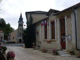 The church and town hall in Teyjat