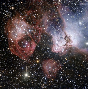 Aufnahme des Very Large Telescope; links, oberhalb der Bildmitte NGC 2035, rechts NGC 2032
