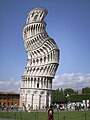 Mit kreativer Bildbearbeitung sind surreale Verfremdungen möglich (Torre di Pisa)