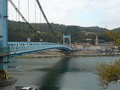 Die Hängebrücke Pont de Sablons verbindet die Orte Serrières (im Hintergrund) und Sablons