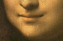 Farbige Nahaufnahme des Mundes und der Nasenspitze von Mona Lisa. Dabei sind die kleinen Risse des Gemäldes gut sichtbar. Ihre zierlichen rosa Lippen zeigen ein sanftes Lächeln.