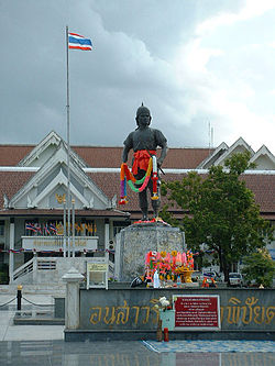 Phraya Phichai Dap Hak Monument, in front of Uttaradit City Hall