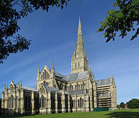 The sprawling plan of Salisbury Cathedral (1220–1260), with its multiple transepts and projecting porch